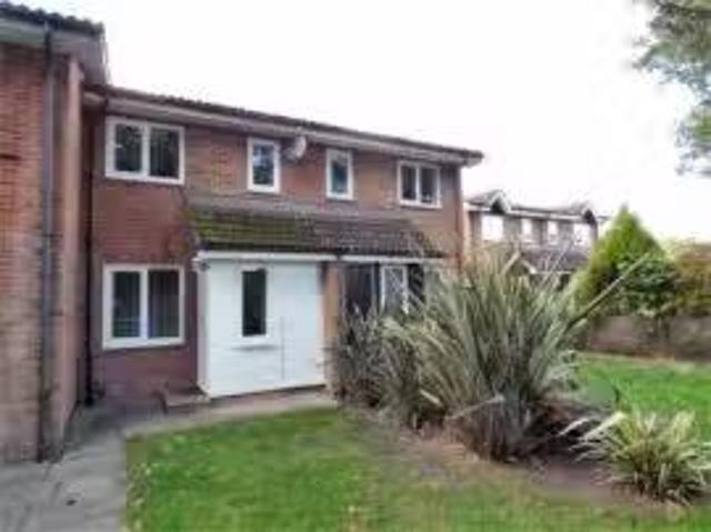 House for rent in The Crescent, Farnborough