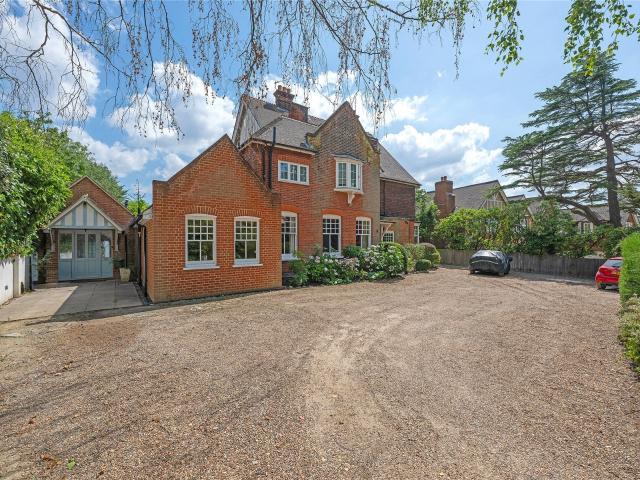 Apartment for rent in Widmore, Greater London
