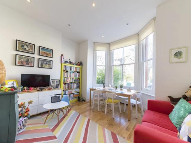 Apartment for rent in Queen's Park, Greater London