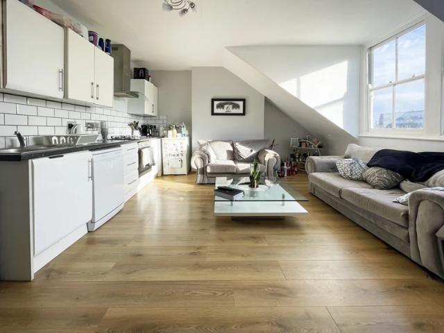 Apartment for rent in Queen's Park, Greater London