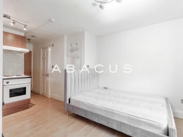 Apartment for rent in Queen's Park, Greater London