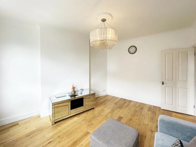 Apartment for rent in Brondesbury, Greater London