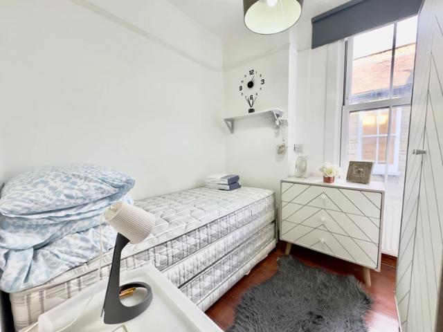 Room for rent in Brondesbury, Greater London