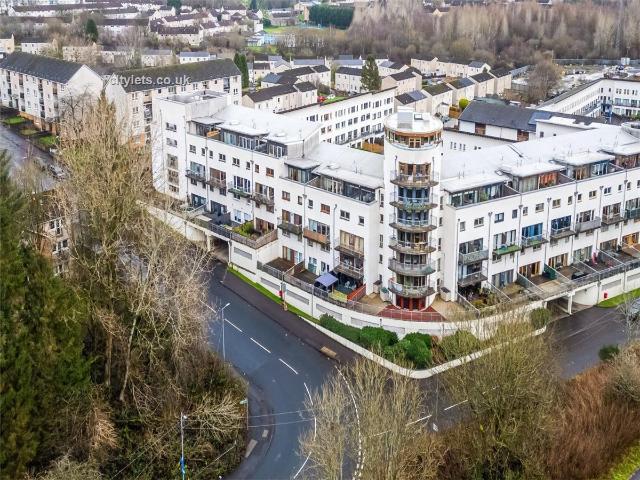 Apartment for rent in Maryhill Park, Summerston