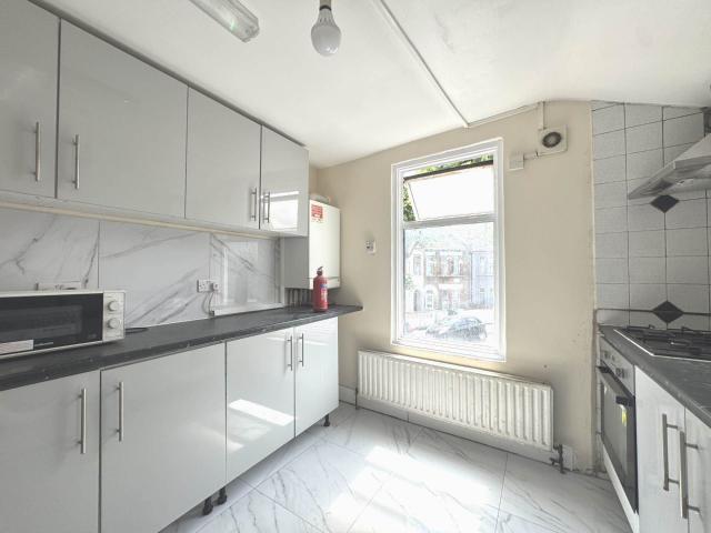 Apartment for rent in Plashet, Greater London