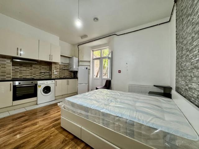 Studio for rent in Cricklewood, Greater London