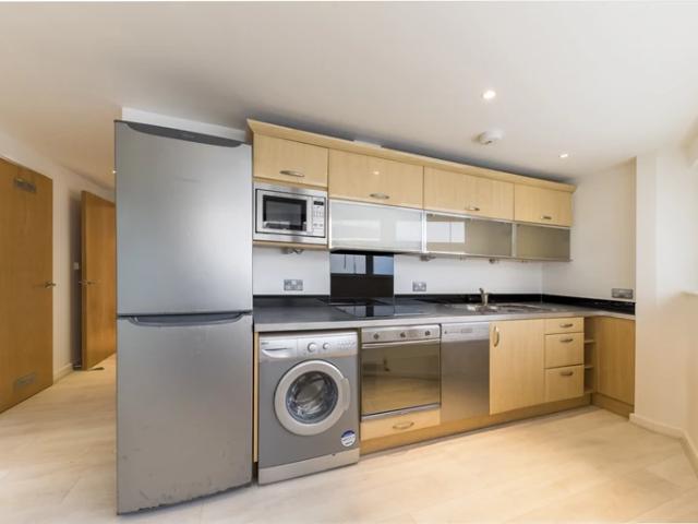 Apartment for rent in Queen's Park, Greater London