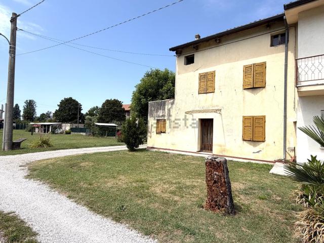 Rustico in vendita a Borgo Sandrigo / Borc Sandrigo, Fiumicello Villa Vicentina / Flumisel Vile Visintine