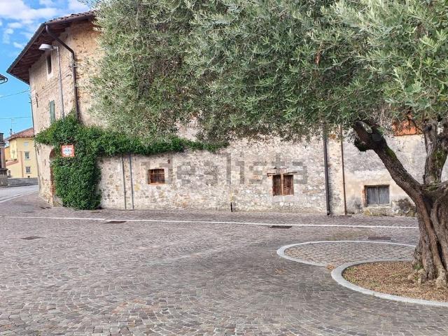 Rustico in vendita a Manzano, Friuli-Venezia Giulia