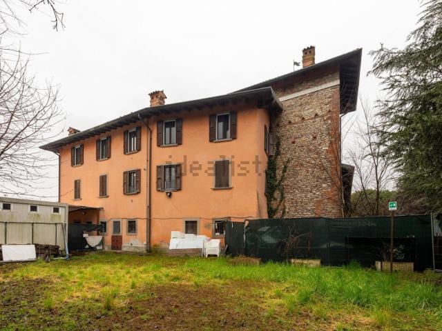 Rustico in vendita a Stezzano, Lombardia