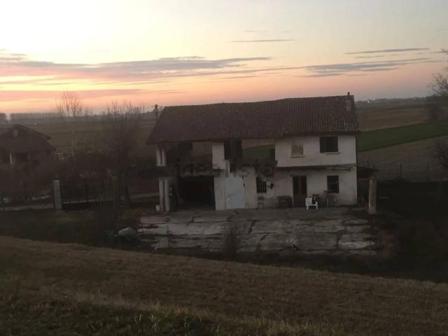 Rustico in vendita a Pieve Porto Morone, Lombardia
