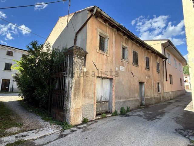Rustico in vendita a Tregnago, Veneto