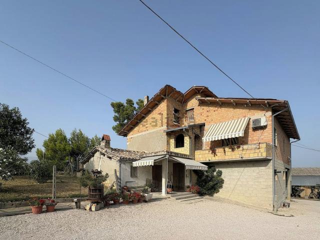 Rustico in vendita a Bellante Stazione, Bellante