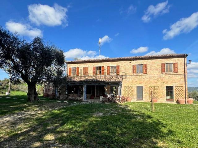 Rustico in vendita a Terre Roveresche, Marche