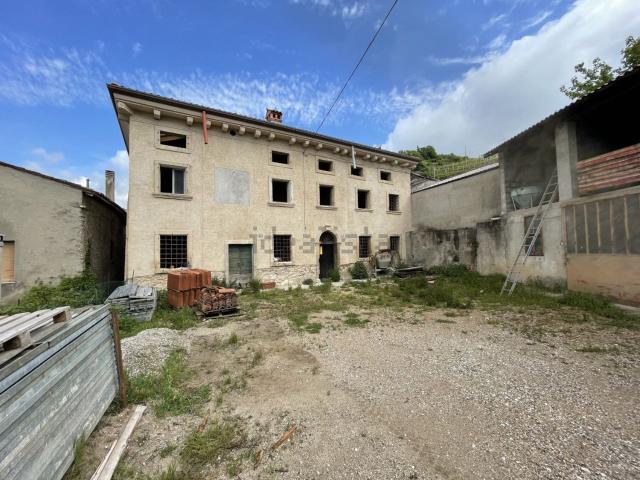 Rustico in vendita a Cazzano Di Tramigna, Veneto