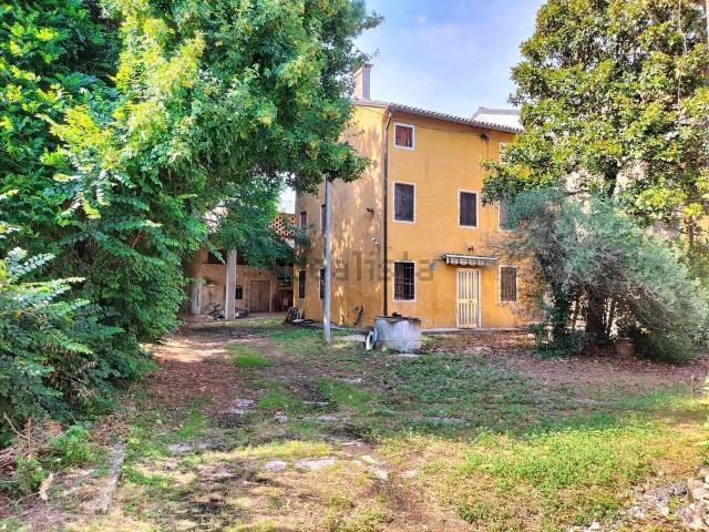 Rustico in vendita a Vicenza, Veneto
