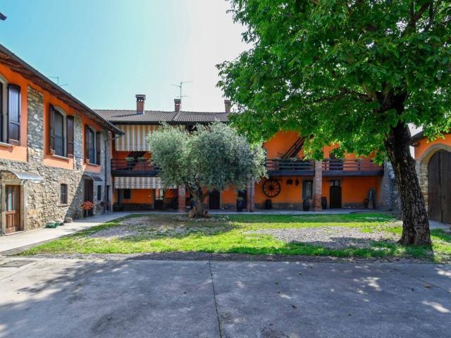 Rustico in vendita a Bagnatica, Lombardia