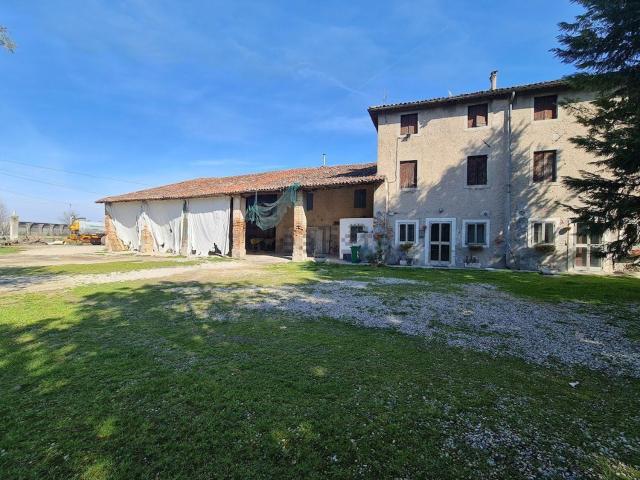 Rustico in vendita a Nogarole Rocca, Verona
