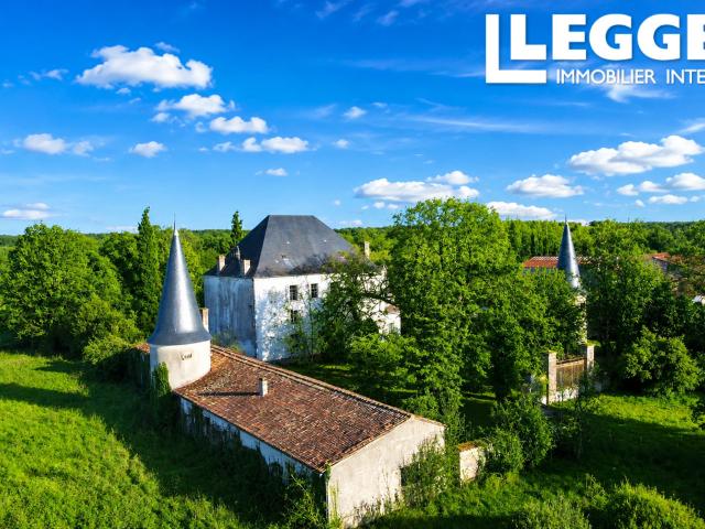 Château vente à Confolens, Les Gours