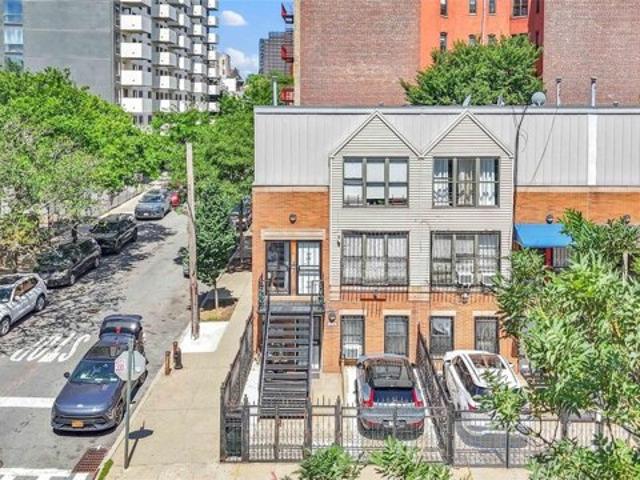 House for sale in The Bronx, Arverne