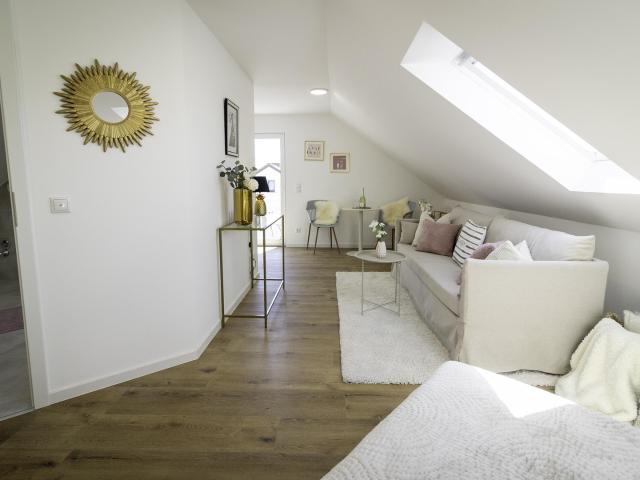 Dachgeschosswohnung kaufen in Niederwerrn, Bayern