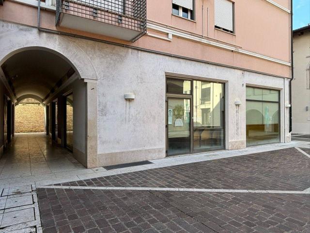 Locale Commerciale in affitto a Castelfranco Veneto, Veneto