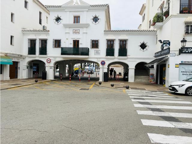 Garaje en venta en Castillo de la Duquesa, Costa del Sol Occidental