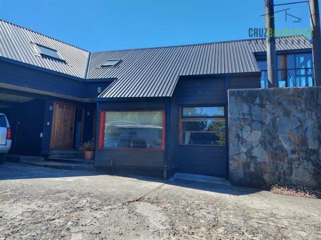 Puerto Montt, Rebajada en un 20% Amplia casa con Quincho, Bodega y Cancha de Tenis Lomas de Reloncaví