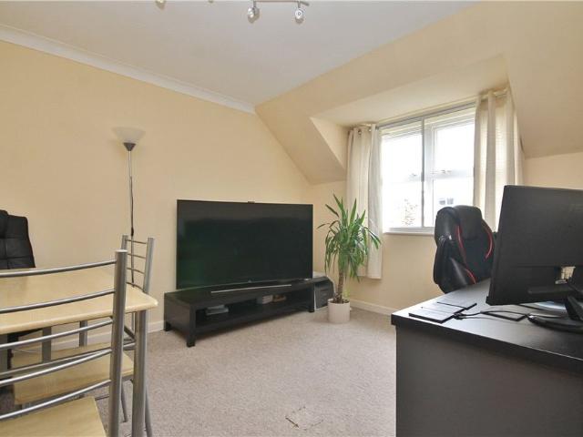 Apartment for rent in Knowle Green, Lower Halliford