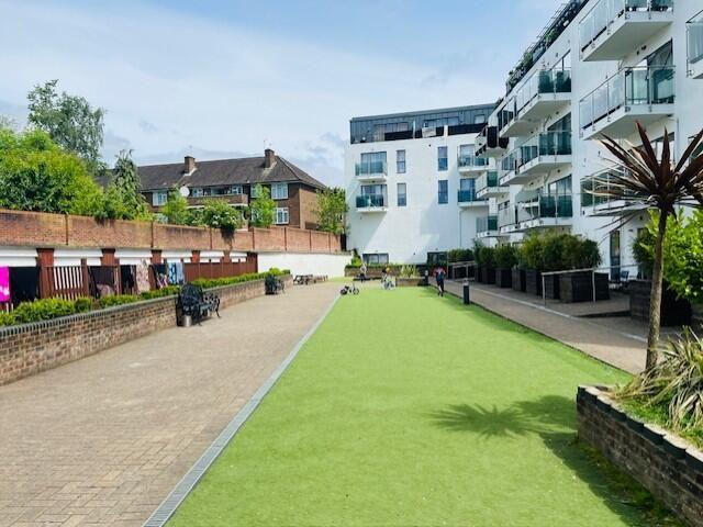 Apartment for rent in Northwood, Greater London