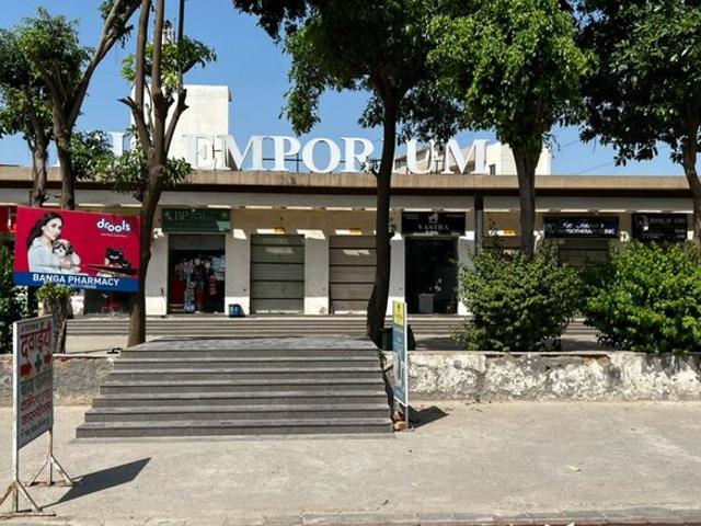 Commercial for rent in Hariana