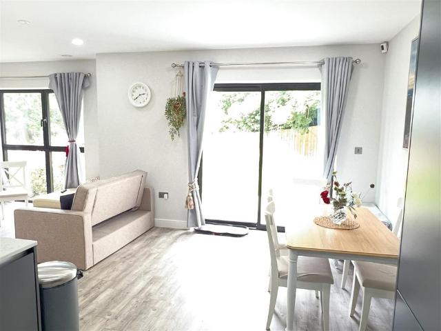 Apartment for rent in London Borough of Croydon, Sanderstead
