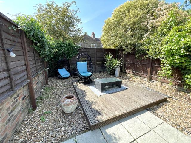 Apartment for rent in Brondesbury, Greater London