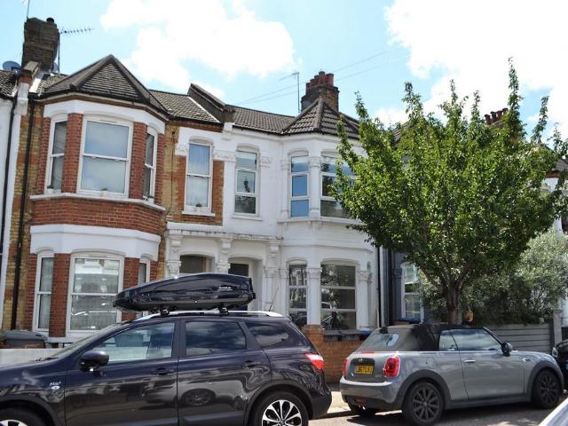 Apartment for rent in Brondesbury, Greater London