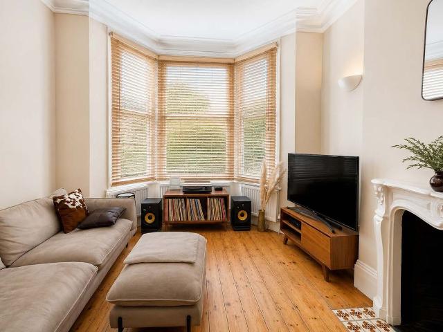 Apartment for rent in Brondesbury, Greater London