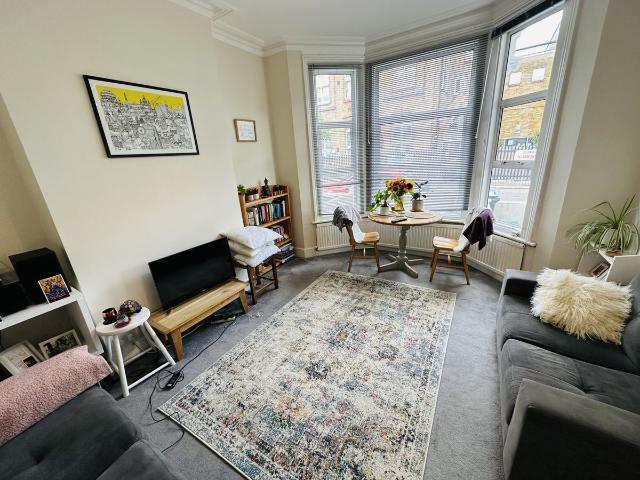 Apartment for rent in Brondesbury, Greater London