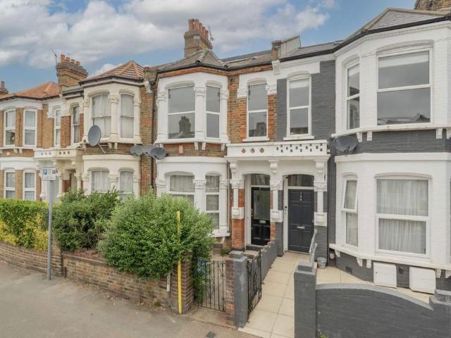 Apartment for rent in Brondesbury Park, Greater London