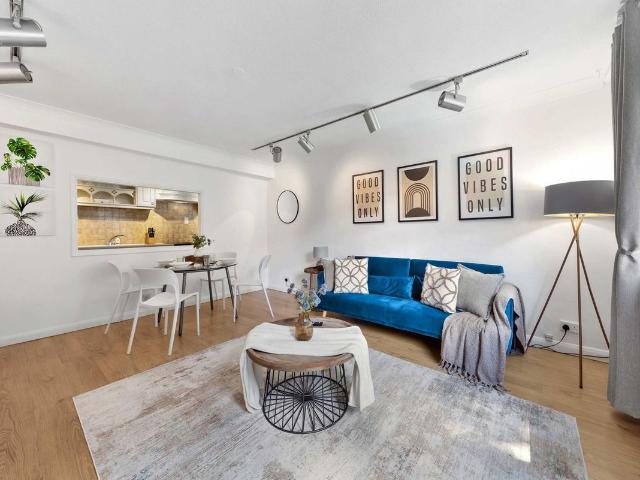 Apartment for rent in Southfields, Greater London