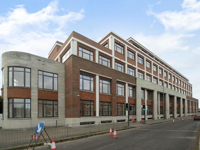Apartment for rent in Row Town, Surrey