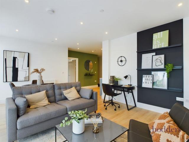 Apartment for rent in Row Town, Surrey