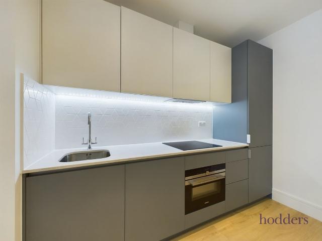 Apartment for rent in Row Town, Surrey