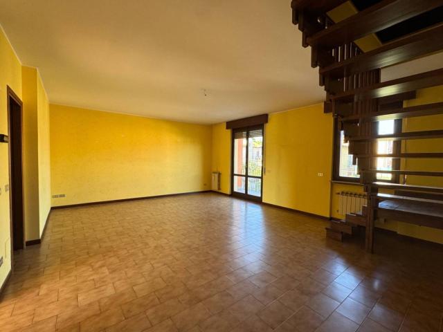 Appartamento in affitto a Rovate, Carnago