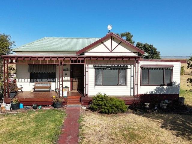Cottage for sale in Dreeite South, Victoria
