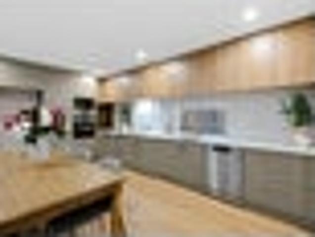 Townhouse for sale in Chaslands, Canterbury