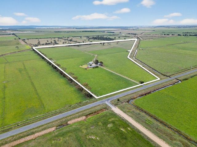 Cottage for sale in Winnindoo, Victoria