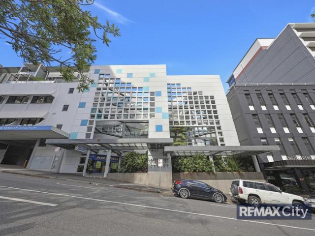 Office for rent in Toombul, Queensland