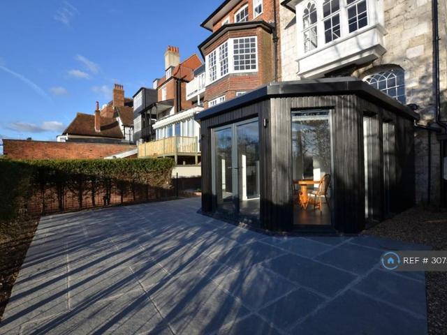 Apartment for rent in Guildford Park, Guildford