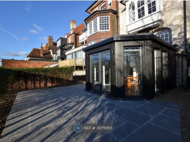 Apartment for rent in Guildford Park, Guildford