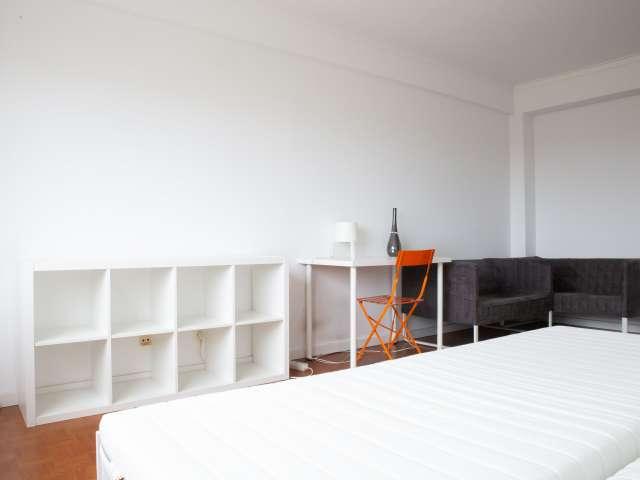 Room alugar em Linda A Velha, Pedreira dos Húngaros