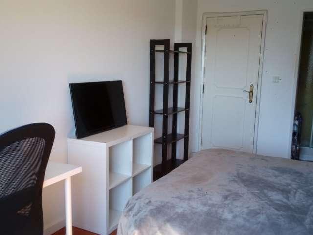Room alugar em Linda A Velha, Pedreira dos Húngaros